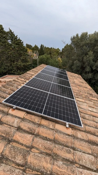 Instalación de paneles Jinko Solar Tiger Neo en tejado con estructura Alumero