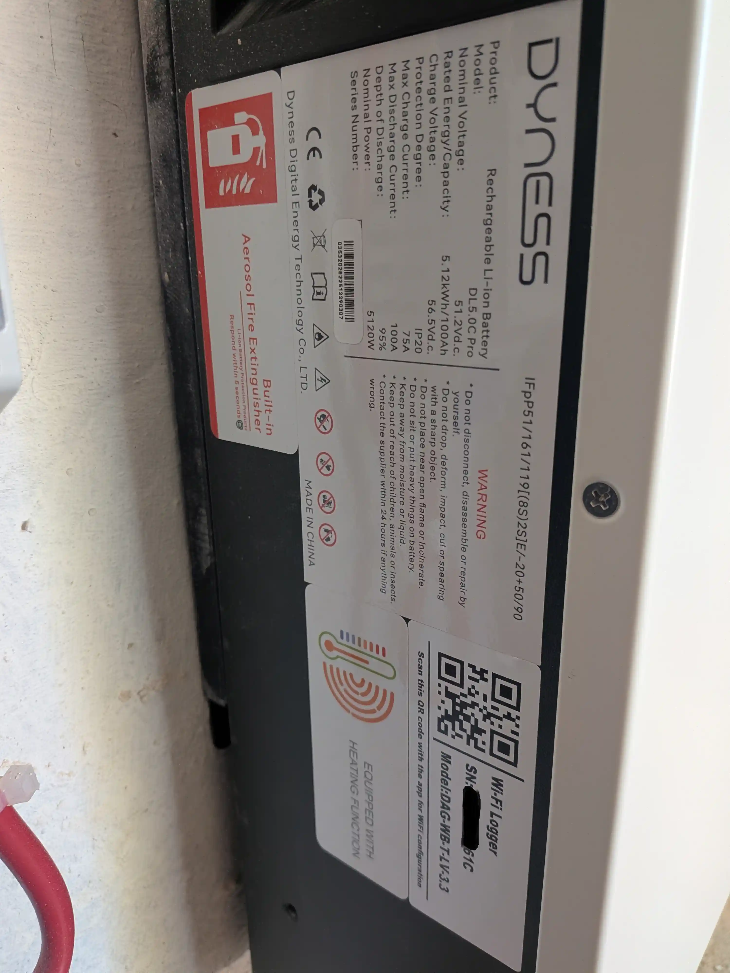 Instalador de  baterías Dyness con sistema antiincendios