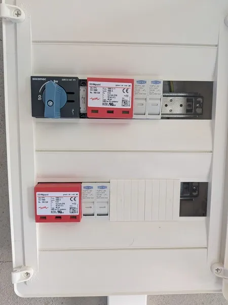 Sistema fotovoltaico con inversor híbrido Deye y baterías de litio en Mallorca