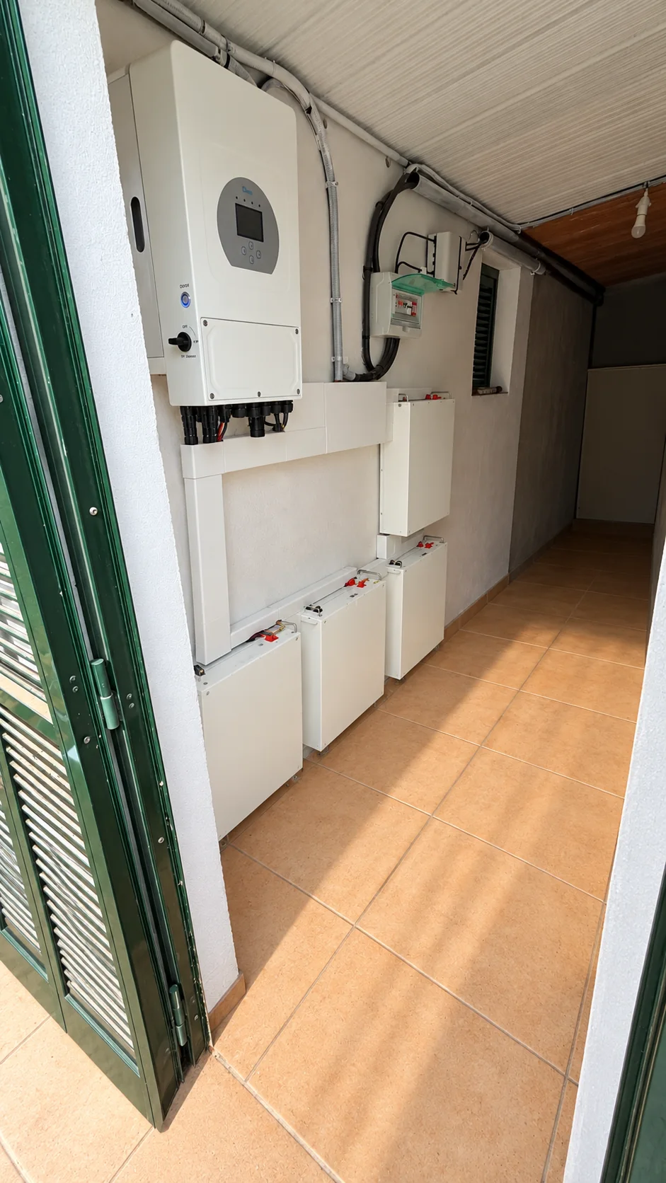 Inversor híbrido Deye y equipos de la instalación fotovoltaica en Santa Margalida
